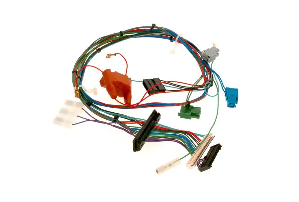Farbige Kabel mit mehreren Steckverbindern, die zur elektrischen Verbindung bei Bosch-Produkten verwendet werden.